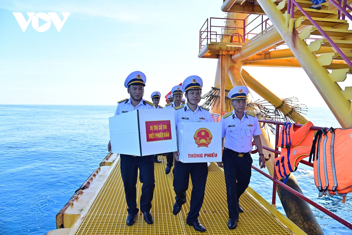 Mang lá phiếu đến với cử tri nơi đầu sóng